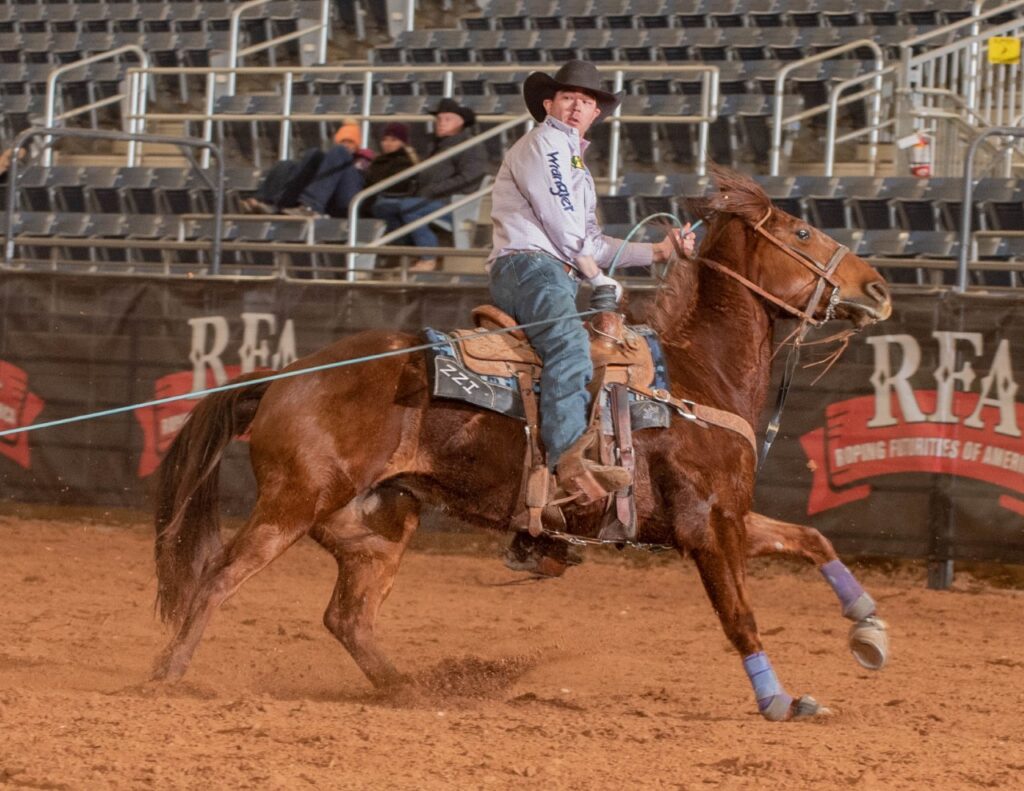 Garrett Tonozzi ropes a steer on Babe On The Prowl.